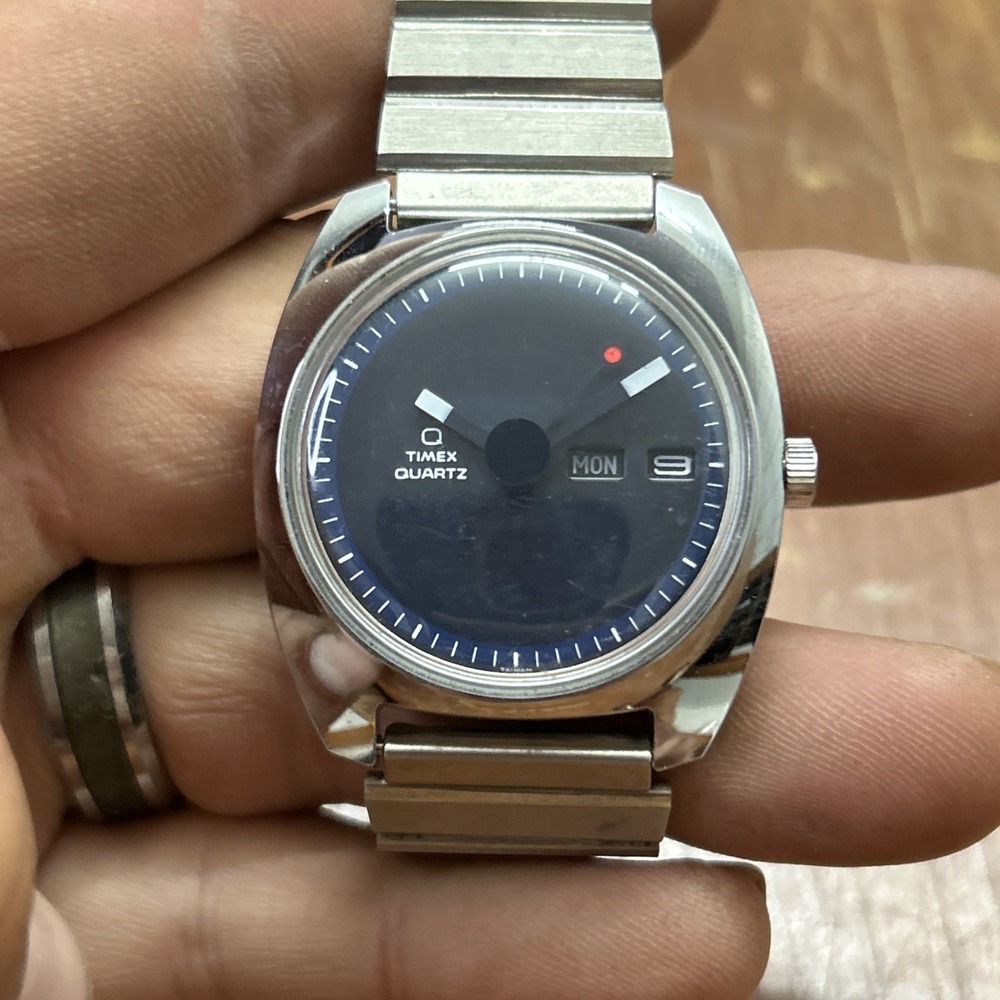 Vintage Timex Q Quartz Watch Black Dial Day Date Stainless Steel 1500 A Cell